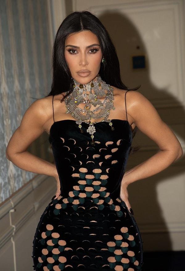 Paris Moda Haftasının en çok konuşulan isimlerinden olan Kardashianlar defilelerde sergiledikleri görünümlerle ilgi çekiyorlar. Kim Kardashian da Kylie Jenner'dan sonra en çok konuşulanlardan biri oldu.