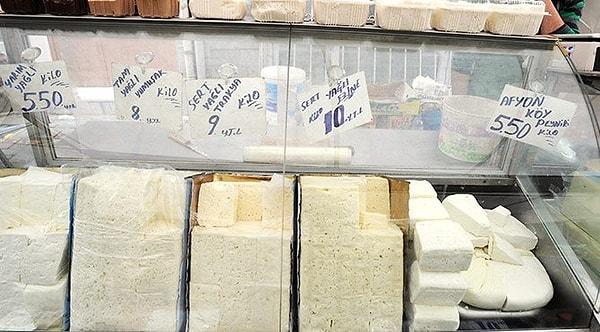 Beyaz peynir de zamlardan payını aldı. 1 kilo beyaz peynirin fiyatı 30 liradan fazla zamlanarak 159 lira 50 kuruştan, 190 liraya yükseldi. 1 kiloluk kaşar peynirin eski fiyatı 120 liraydı. O da artık 160 lira oldu.