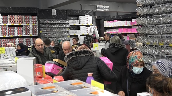 Mağazanın açılışına özel indirimlerin olduğu kampanyadan yararlanmak için yüzlerce kadın, saatler öncesinde kuyruk oluşturdu. Polis ekipleri, yoğunluğun önüne geçebilmek için gücenlik önemleri alarak sokağı trafiğe kapadı.