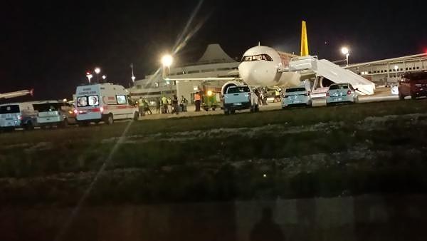 Pilotun yaptığı görüşmeler sonucunda uçağın Antalya Havalimanına acil inişine karar verildi.