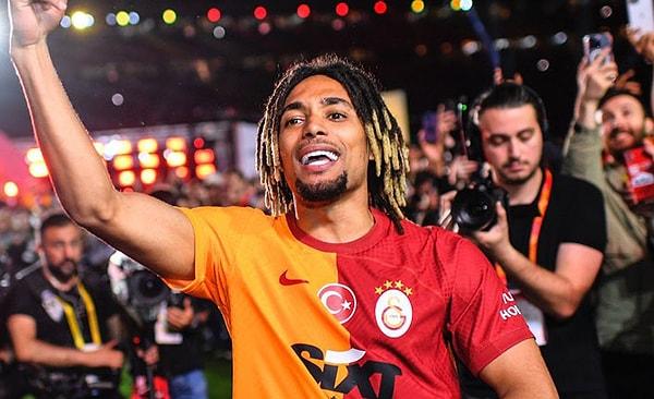 Sacha'nın Galatasaray'daki ilk sezonu pek de iyi geçmedi. Teknik direktör Fatih Terim, bu oyuncuya inanıyor ve kendisine şans veriyordu ama yaşadığı uyluk sakatlığı nedeniyle bir süre takımdan uzak kaldı.
