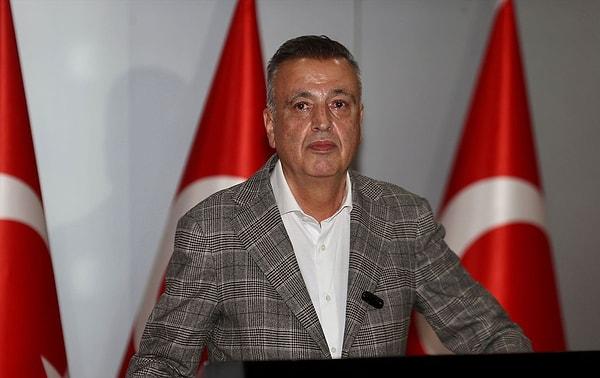 Ataşehir Belediye Başkanı Battal İlgezdi, 27 Ocak'ta CHP kurultayında eski başkan Kemal Kılıçdaroğlu’nu destekleyenlerin partiden tasfiye edildiğini ve Alevilere kıyım yapıldığını iddia ederek istifa etmişti.