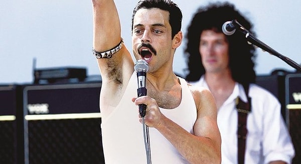 Dünyaca ünlü oyuncu Rami Malek'i hepiniz tanıyorsunuzdur. 2019 yılında 'Bohemian Rhapsody' filmindeki şarkıcı Freddie Mercury rolü ile Altın Küre, BAFTA ve Oscar ödülleri kazanmıştı. Ayrıca kendisi Oscar kazanan ilk Mısır kökenli oyuncu olmuştu.