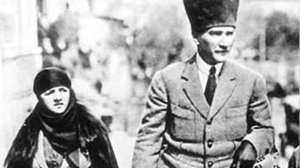 Gazi Mustafa Kemal Paşa'yı Göztepe'deki Uşakîzâde Ailesi'nin köşküne götürdüler. Burada Latife Hanım ile tanıştı.