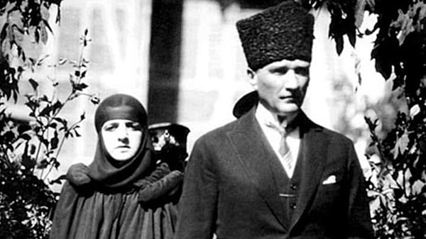 Zübeyde Hanım'ın vefatı sonrası Atatürk, 29 Ocak 1923 tarihinde Uşakkizade Köşkü'nde Latife Hanım ile evlendi.