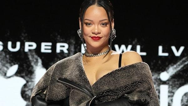 Hamileliği ve dünyaya getirdiği iki oğluyla gündemimizden düşmeyen Rihanna şu sıralar ya markasıyla ya da yeni tarzlarıyla adından sıkça bahsettiriyor.