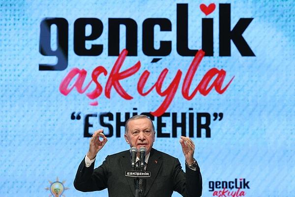 Burada gençlerle bir araya gelen Cumhurbaşkanı Erdoğan, "Her kuşak bir sonraki için önden giden atlı mesafesindedir" sözlerini kullandı.