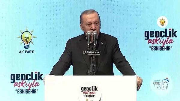 Konuşma esnasında açılan pankartlardan birini okuduğu iddia edilen Erdoğan, böylelikle 'Nil Anka' akımına da katılım sağlamış oldu.