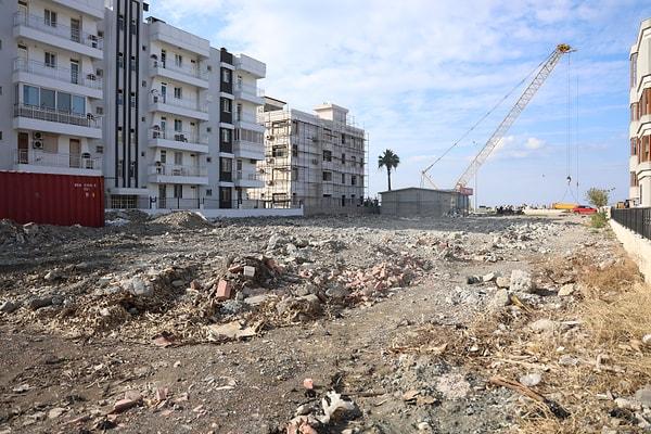 6 Şubat depremlerinde zor anlar yaşadığını ifade eden 45 yaşındaki Arzu Yavuz, Eda ve Sahil apartmanlarının depremin ilk 10 saniyesinde yıkıldığını belirterek, “İnsanlar apartmanda acımasızca öldüler. Allah kimsenin başına getirmesin. Bir kişinin kurtulduğunu tahmin ediyorum. Binanın ne zaman yapıldığını bilmiyorum ama çok eski değildi” dedi.