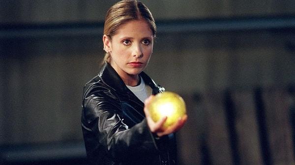 Buffy'nin yeniden başlatılması fikri ilk olarak 2009 yılında orijinal "Vampir Avcısı Buffy" filminin yönetmeni Fran Rubel Kuzui tarafından önerildi ancak Joss Whedon'ın projeye dahil edilmemesi eleştirilere yol açtı ve proje iptal edildi.