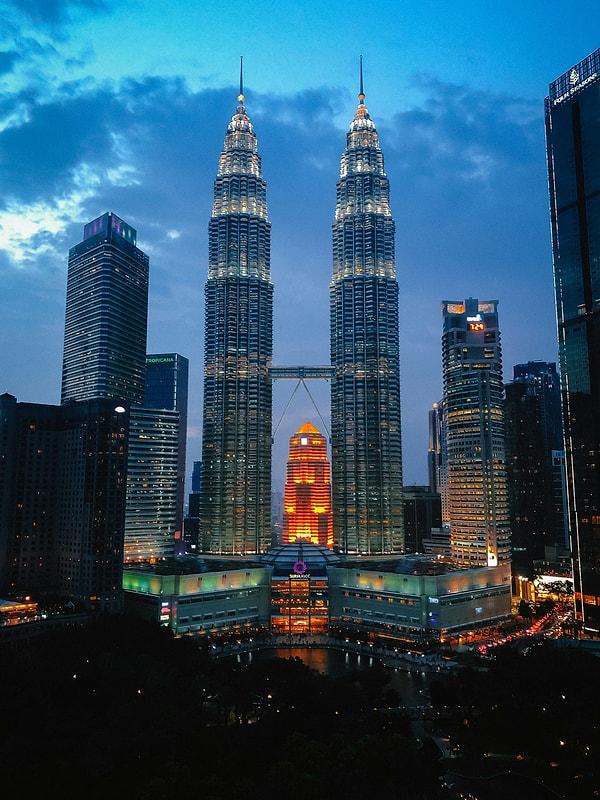 3. Petronas İkiz Kuleleri - Malezya, Kuala Lumpur, 452,19 metre (1996-2004)