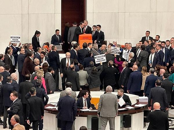 Yargıtay'ın aldığı kararlara yapılan büyük itirazlara rağmen TİP Hatay Milletvekili Can Atalay'ın vekilliğinin düşürülmesi kararı Genel Kurul'da okundu.