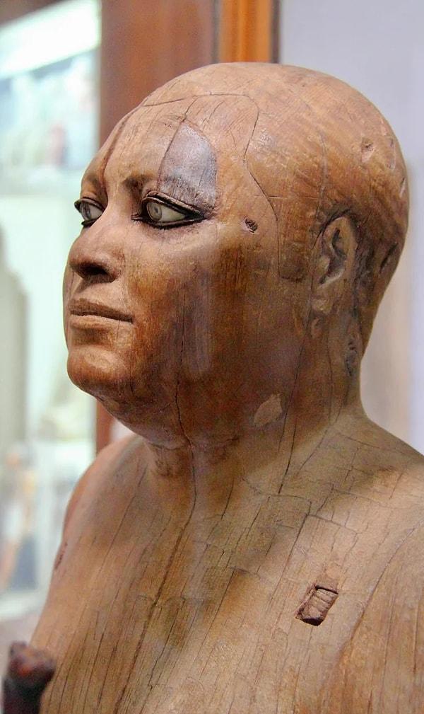 7. Antik Mısır'ın en gerçekçi heykellerinden biri olan ve hanedanının üst düzey bir yetkilisini temsil eden Kraaper'in ahşap heykeli. (M.Ö 2435-2306)