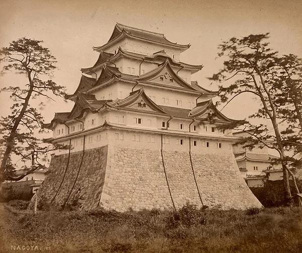 11. Nagoya kalesinde bulunan bir konağın 1877'de çekilmiş orijinal fotoğrafı. Konak, ikinci dünya savaşında gerçekleşen Amerikan hava saldırıları sırasında yok edildi.