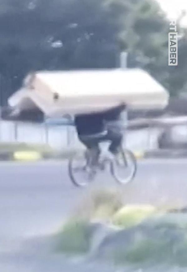Bir eliyle bisiklet sürüp bir eliyle kanepe taşıyan kişinin kondisyonu sosyal medya kullanıcılarını şoke etti.