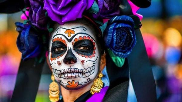 5. İspanyollar ve Latin Amerikalıların kutladığı Ölüler Günü, ölen yakınlarını anmak için gerçekleştirilen bir festivaldir.