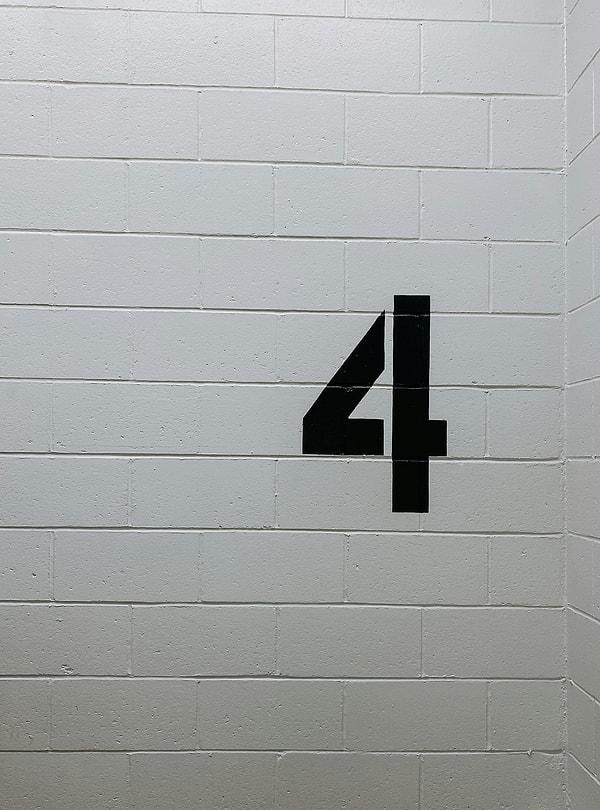 8. Dört rakamı Güney Kore'de uğursuz kabul edilmektedir. Bu yüzden asansörlerde ya dört rakamını yazmazlar ya da dördü temsil etmesi için F (four) yazarlar.