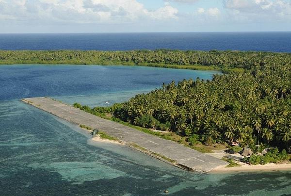 11. Pingelap Adası'nda nüfusun yüzde onu renk körüdür.