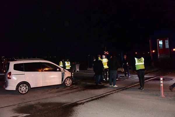 Bu sırada Kayseri istikametinden Sivas istikametine giden Doğu Ekspresi, hafif ticari araca çarptı. Aracın ön kısmı trenin çarpmasıyla koparken, araçta bulunan 3 kişi kazayı yara almadan atlattı.