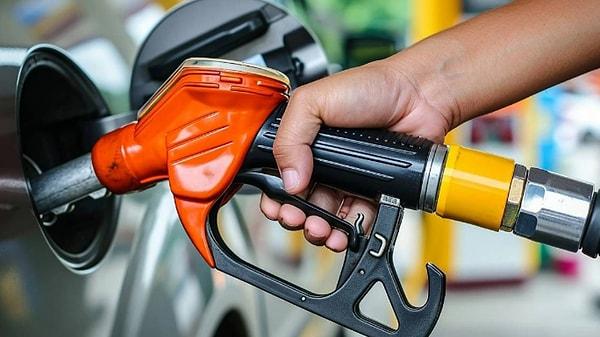 Son iki günde motorine gelen iki ayrı zamda toplamda 2 lira 78 kuruşluk bir fiyat artışı yaşanırken, benzin için de bir zam haberi geldi.