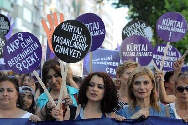 Türkiye’de yasalara göre, gebeliğin 10. haftasına kadar isteğe bağlı kürtaj yaptırılabiliyor. Ancak hastaneler çeşitli gerekçeler bahanelerle kadınların kürtaj taleplerini kabul etmemekte ısrar ediyor.