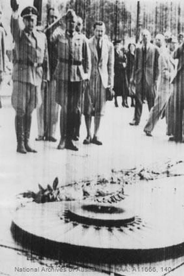 3. Nazi askerleri Fransa'nın isimsiz asker anıtına saygı duruşunda bulunurken. (28 Haziran 1940)
