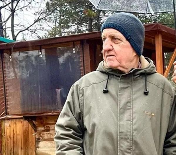 Kurtlar Vadisi'nde emekli bir üst düzey devlet görevlisini canlandıran 80 yaşındaki Akışık, yıllar sonra ilk kez geçtiğimiz sene İstanbul'daki bir hayvanat bahçesinde görüntülenmişti.