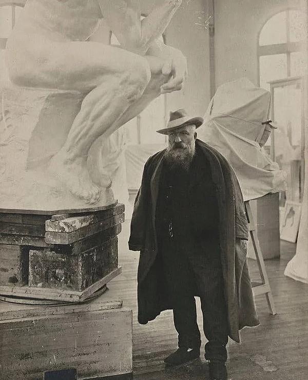 7. Düşünen adam heykelini yapan heykeltraş Auguste Rodin'in 1905'te stüdyosunda çekilmiş bir fotoğrafı.