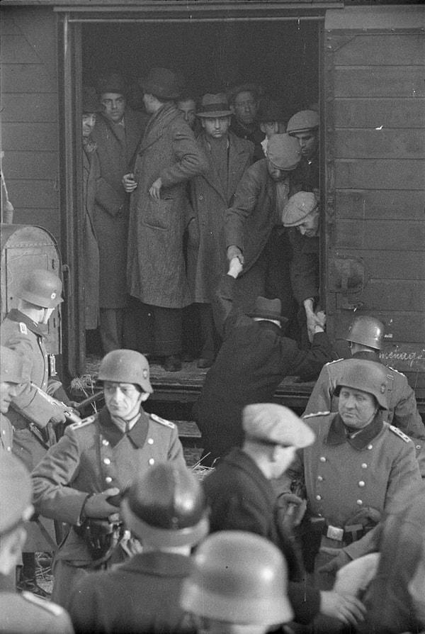 8. Marsilya toplaması sırasında sınır dışı edilen Fransız Yahudileri. (24 Ocak 1943)