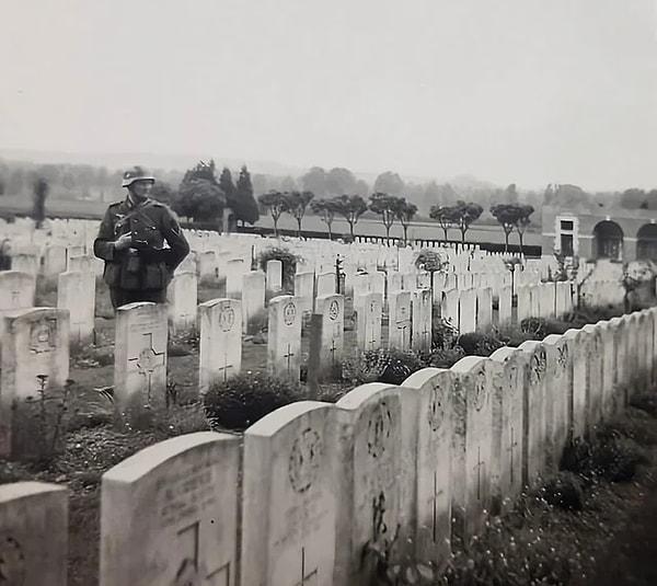 9. Birinci dünya savaşının anlamsızlığı gösteren bir fotoğraf. Somme nehrindeki 1. Dünya Savaşı devlet mezarlığında bir Alman askeri. (Haziran, 1940)