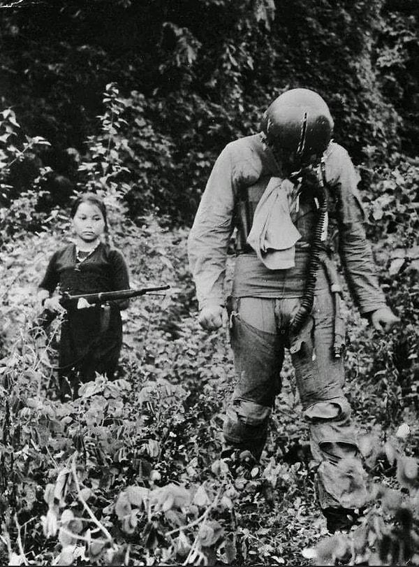 11. Vietnam Savaşının doruklarında, Kuzey Vietnamlı genç bir kız asker tarafından esir tutulan bir ABD Hava Kuvvetleri Teğmeni. (1967)