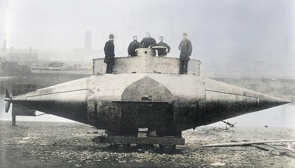 15. 'Resurgam', Rahip George Garrett tarafından Britanya'da tasarlanıp inşa edilen, Viktorya dönemine ait bir denizaltıydı. Torpido gemilerinin saldırılarına karşı savunma yapmak için gemi gövdelerinin etrafına yerleştirilen zincir ağını delmek için bir silah olarak tasarlanmıştı (Birleşik Krallık, 1879)