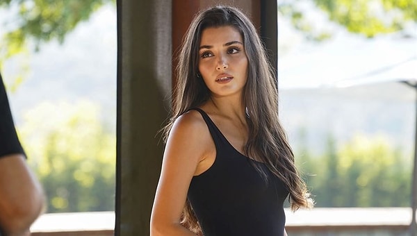 "Yetersiz" bulunan oyunculuğu yüzünden linçlenmekten bir an olsun kurtulamayan Hande Erçel gündeme bomba gibi düşmeye devam ediyor.