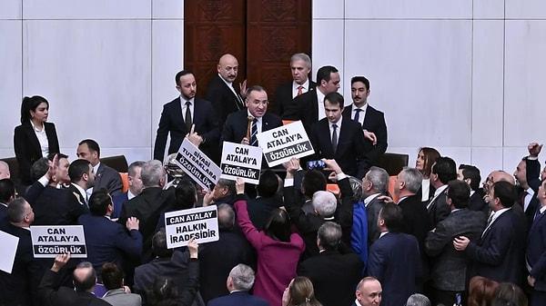 Mecliste kararı okuyan Ak Partili Bekir Bozdağ’a, TİP ve CHP milletvekilleri büyük tepki göstermiş ve kararın okunmasını engellemeye çalışmıştı.