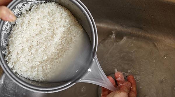 6. TikTok bizi şaşırtmaya devam ediyor: Pirinç suyu ile cilt temizleme!