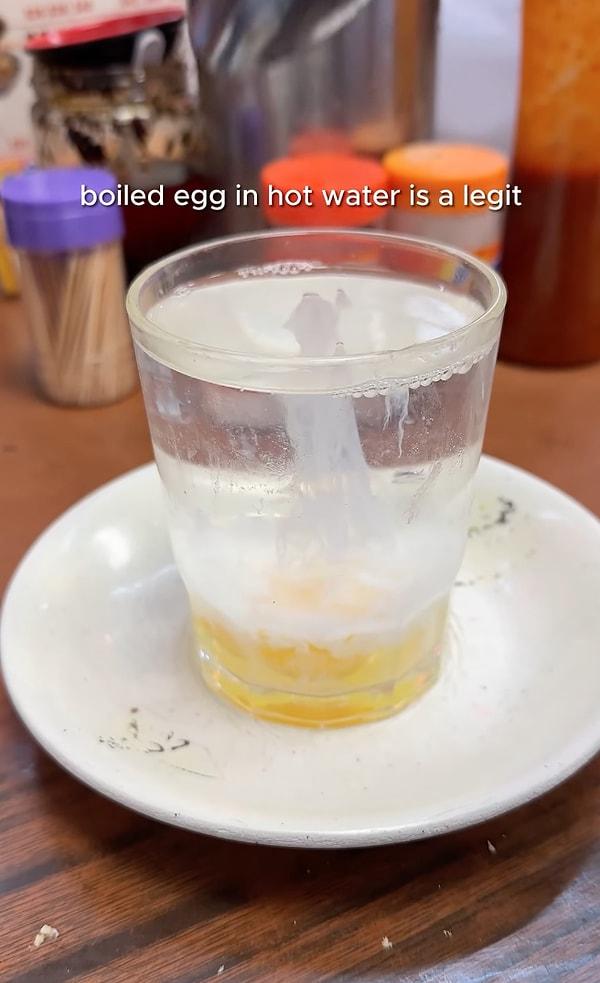 İlk olarak sıcak suda kaynamış yumurta yedi/içti... Wong'un savunması ise "Eğer düşünürseniz bu oldukça sağlıklı" oldu...