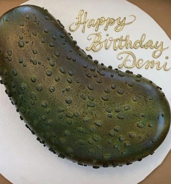Doğum günü pastasını bile turşu şeklinde seçen şarkıcının turşu sevgisi resmen bağımlılık derecesinde!