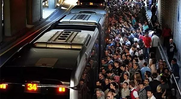 İstanbul Büyükşehir Belediyesi'nden (İBB) yapılan açıklamada, belediyenin teknik ömrünü tamamlayan ve yaya kapasitesini karşılayamayan Beşyol metrobüs durağının üst geçidini yenilediği belirtildi.