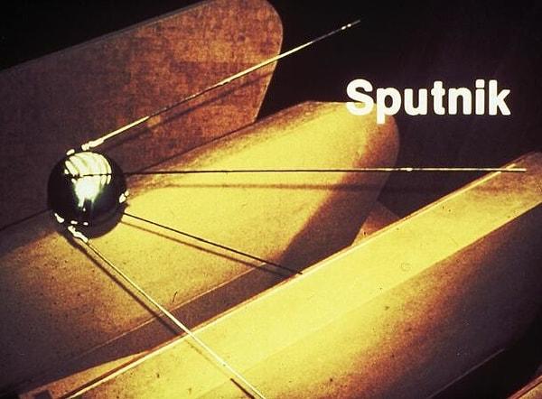 13. Amerika Ay'a ayak basan ilk ülke olabilir, ancak uzay yarışını Ruslar kazandı. Neil Armstrong ve Buzz Aldrin'in Ay'a ayak basmasından on yıldan fazla bir süre önce Rusya ilk yapay uydu olan Sputnik'i fırlattı. Sputnik 186 kilo ağırlığındaydı ve Dünya'ya geri düşüp gezegenin atmosferinde yanmadan önce üç ay boyunca gezegenin yörüngesinde dolandı.