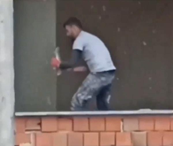 Sosyal medyada paylaşılan ve gündem olan görüntülerde, inşaatta çalışan bir işçinin duvara sıva attığı anlar görülüyor.