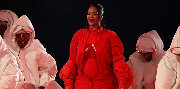 Beyoncé'nin geleneksel kıyafetlerle tamamladığı performansın ardından, uzun bir aradan sonra sahne alacak Rihanna'nın sahnesi merakla bekleniyor!