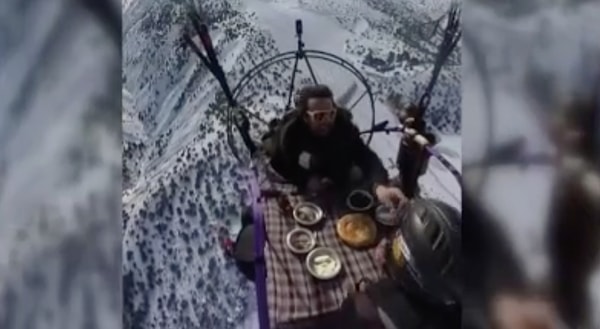 Kaval, Erzincan'da bulunan Ergan Kayak Merkezi'nde kurduğu bir düzenek ile havada kahvaltı yaptı.