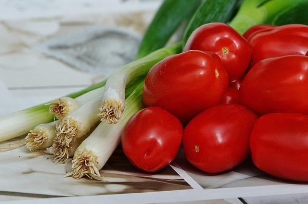 Ocak ayında fiyatı en çok artan ürün markette domates, üreticide yeşil soğan oldu.