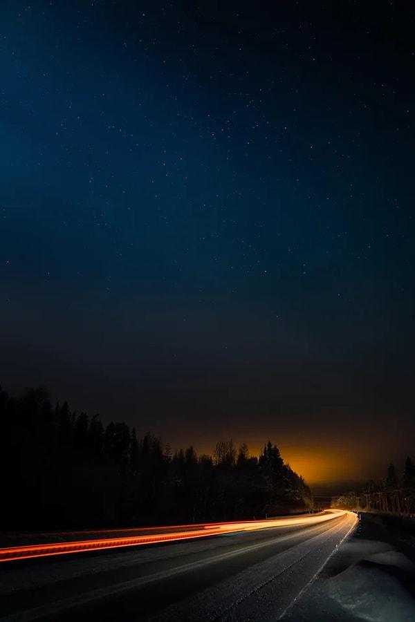 2. "Yıldızlı bir gecenin altında karlı yol."