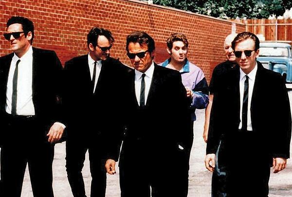 Tarantino'nun o partide aldığı cesaret tüm zamanların en kanlı ve esprili soygun hikayelerinden biriyle buluşturdu bizi. Evet, 1992'de gösterime giren Rezervuar Köpekleri'nden bahsediyorum. Tarantino, emekli olmadan önce çekeceği son filmi bir başlangıç olarak kabul ettiğine göre neden başa dönüş olmasın?