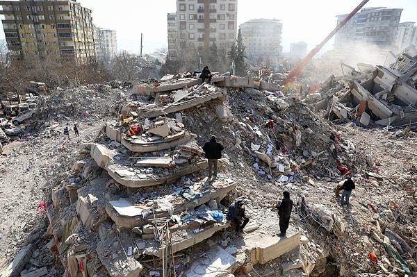 Özellikle Kahramanmaraş merkezde birçok bina yıkılmış ve enkazlar günlerce yerde kalmıştı.