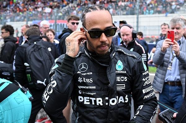 Mercedes ile 7 kez Dünya Şampiyonu olan ve Formula 1'in gelmiş geçmiş en iyi pilotlarından birisi olarak gösterilen Hamilton, 2025 yılından itibaren Ferrari koltuğunda oturacak.