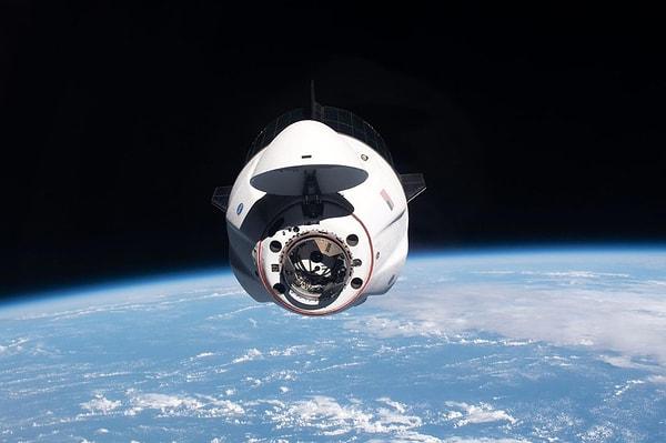 Gezeravcı ve ekibini taşıyan Dragon kapsülü, ISS'den ayrıldıktan sonra itici sistemlerini kullanarak uzay istasyonundan uzaklaşacak ve Dünya'ya doğru alçalma manevralarına başlayacak.