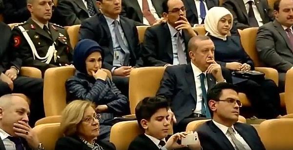 Alev Alatlı'nın hayatını kaybetmesinin ardından ise Cumhurbaşkanlığı Kültür ve Sanat Büyük Ödüllerinde yaptığı konuşma yeniden gündem oldu. Alatlı o konuşmasını yalarken salonda Cumhurbaşkanı Recep Tayyip Erdoğan ve eşi Emine Erdoğan'ın da bulunduğu görülüyor.