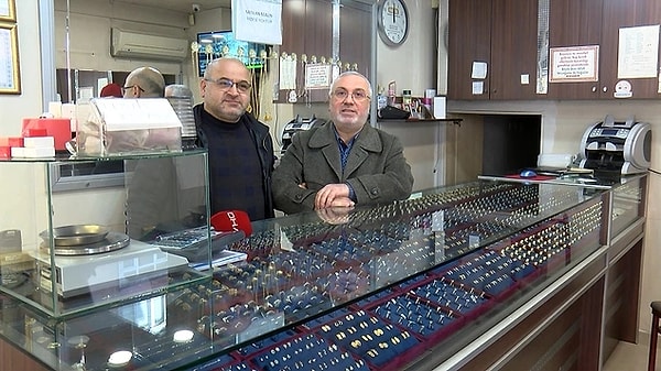 Esnaf Mehmet Ali Avcı, bir bağırtı üzerine dükkanı kontrol ettiğini ve iki maskeli kişi gördüğünü belirtti. Diğer esnafların şüphelileri dışarı attığını ve içeride kalan kadını dışarı çıkardığını, sonra da halka 'Polisi arayın, hırsız var' diye bağırdığını ifade etti.